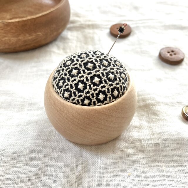 ピンクッション 針山 ♦ 木工房 ウッドボウル メープル ♦【 ブラック （ 黒 ）× きなり 】