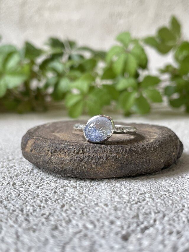 ぷっくりしていて深淵なデュモルチェライト