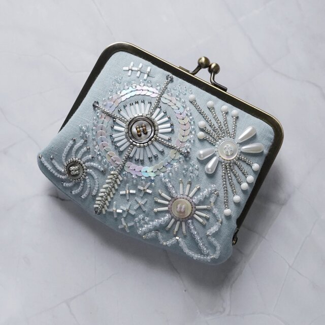 【No.1】カードも入る ビーズ刺繍の小さながま口ポーチ・水色｜ギフトにも