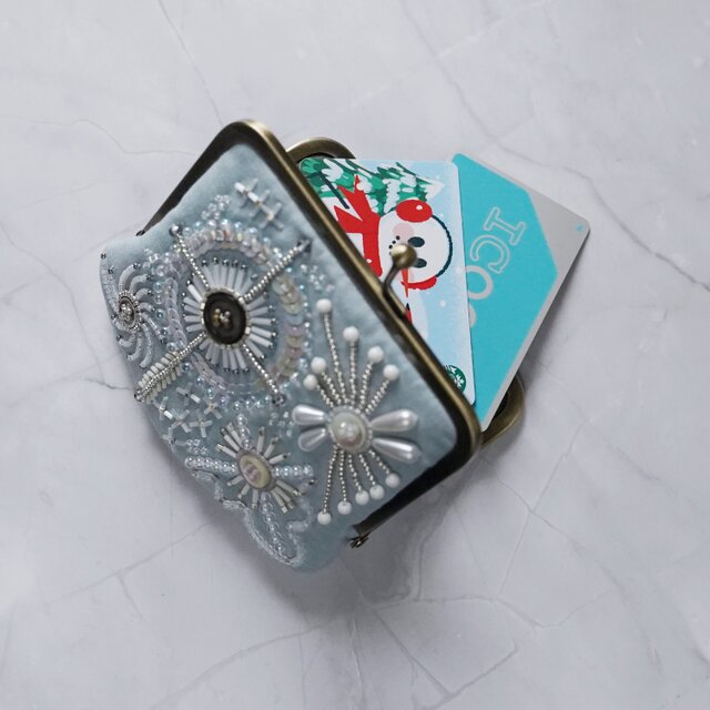 No.1】カードも入る ビーズ刺繍の小さながま口ポーチ・水色｜ギフトに