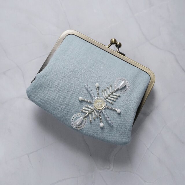 No.1】カードも入る ビーズ刺繍の小さながま口ポーチ・水色｜ギフトに