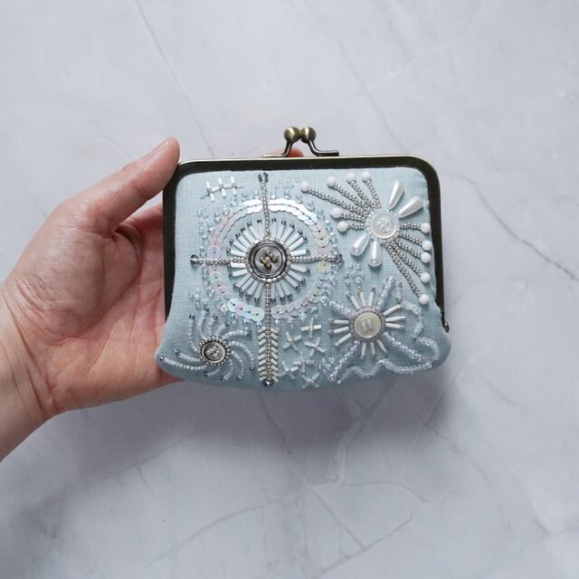 No.1】カードも入る ビーズ刺繍の小さながま口ポーチ・水色｜ギフトに
