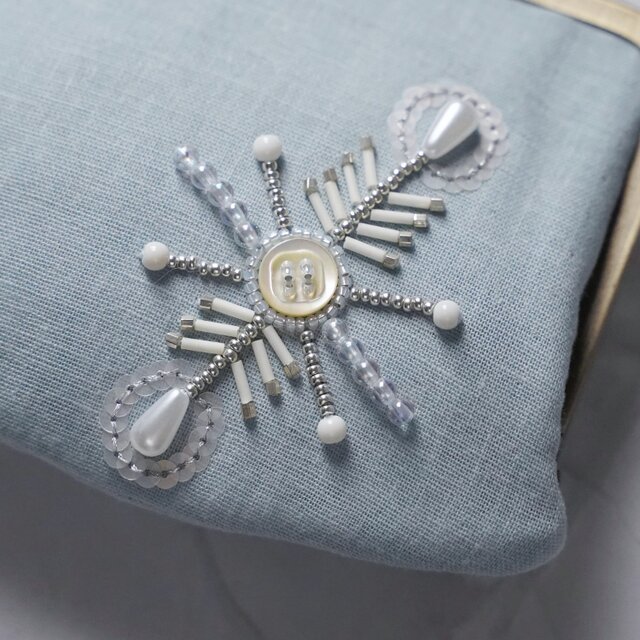 No.1】カードも入る ビーズ刺繍の小さながま口ポーチ・水色｜ギフトに