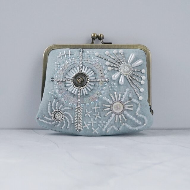 No.1】カードも入る ビーズ刺繍の小さながま口ポーチ・水色｜ギフトに