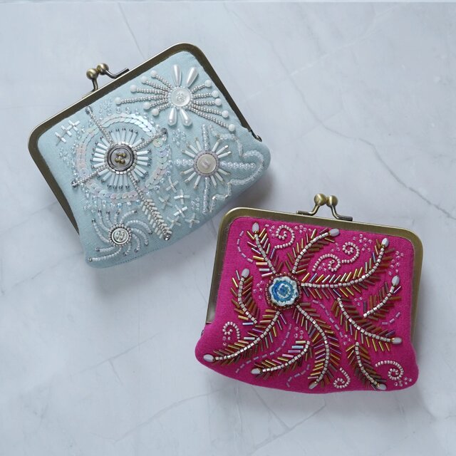 No.1】カードも入る ビーズ刺繍の小さながま口ポーチ・水色｜ギフトに