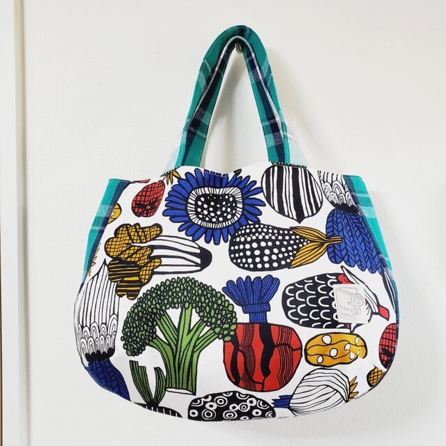 普段使いのマチたっぷりトートバッグ 野菜×タータンチェック柄