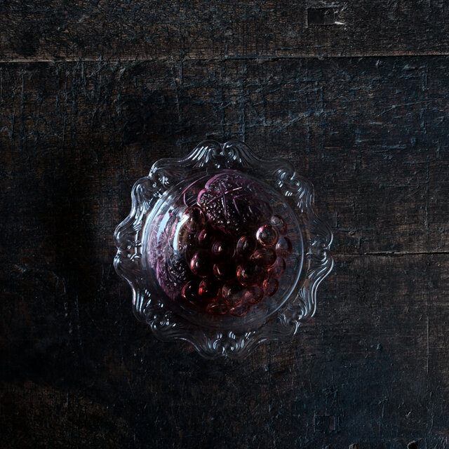 素敵な形状◆葡萄とリーフ。硝子変形深皿　プレスガラス　昭和レトロ　暮らしに。昭和後期【内縁にアタリ】