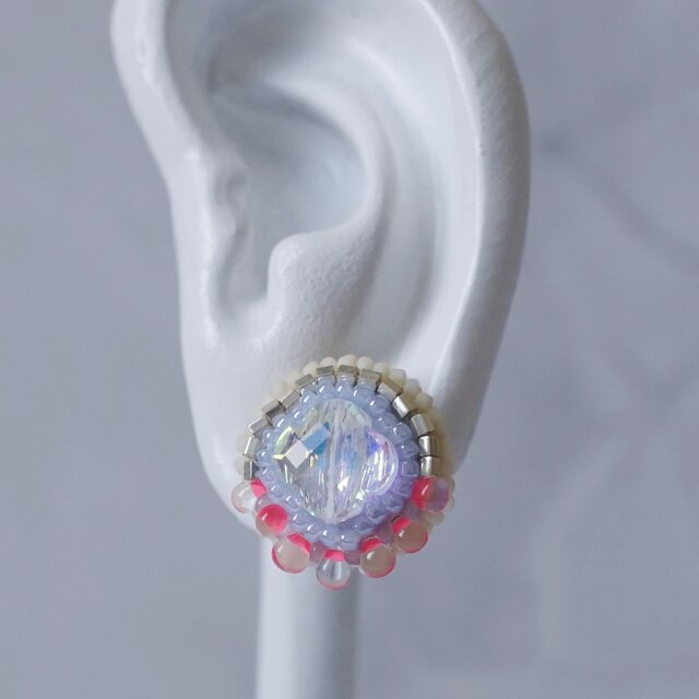 金具が選べる　おしゃべりなイヤリング ピアス 52　まる　ピンク　おおぶり　サージカルステンレス　一点もの　ビーズ刺繍