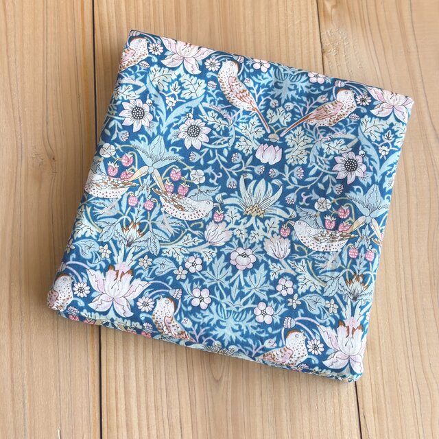 リバティ　スナップ付　ハンカチみたいなサニタリーポーチ ＜StrawberryThief＞いちご泥棒