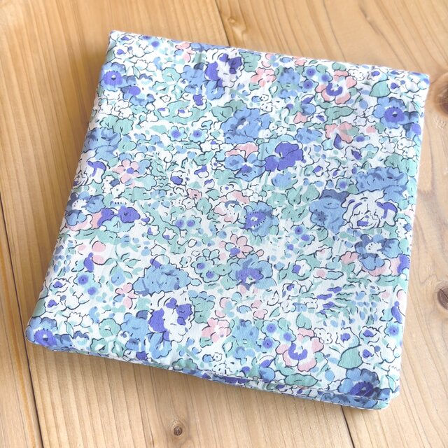 リバティ　スナップ付　ハンカチみたいなサニタリーポーチ ＜Claire Aude＞(クレア・オード)ブルー