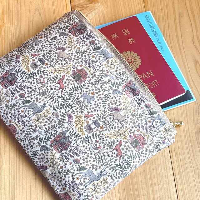 リバティ　20ｃｍファスナー　フラットポーチ　ポケット付　＜Black Forest＞(ブラック・フォレスト)BR