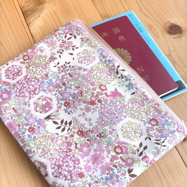 リバティ　20ｃｍファスナー　フラットポーチ　ポケット付　＜Patchwork Stories＞(パッチワーク・ストーリーズ)