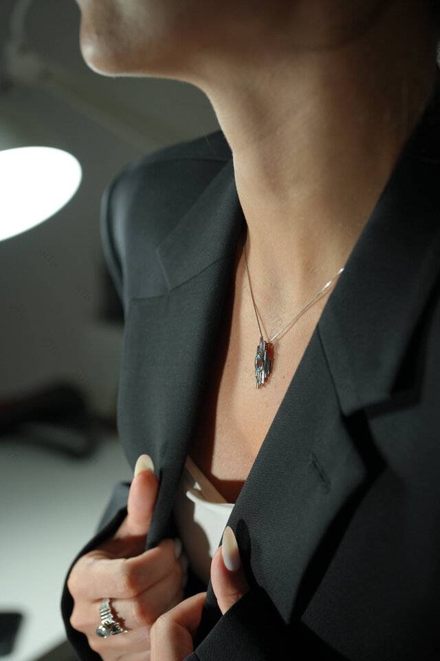 ハンドメイドのシルバーペンダント  Skalisto Up トパーズ  6×8mm