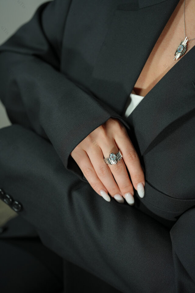 ハンドメイドのシルバーリング  Skalisto Half トパーズ