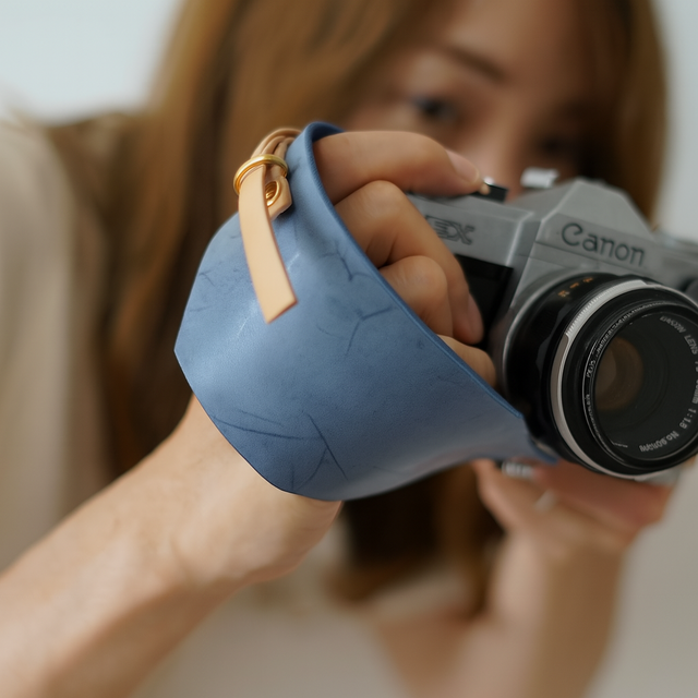 紫陽花ブルーの　イタリアンレザー　本革　　カメラホルダー　リストストラップ　一眼レフ　ミラーレスに活躍