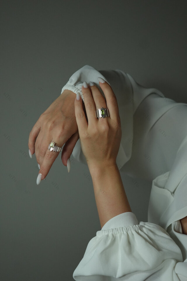 ハンドメイドのシルバーリング  Skalisto Half ペリドット