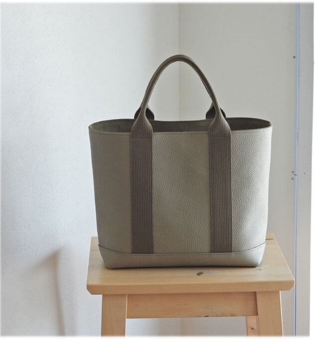 シンプルトート　ミドルサイズ　マットなラテグレージュ