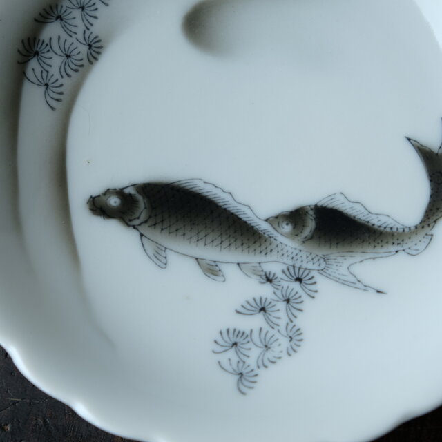 特価¥1800→¥1000】鯉が可愛い◇瀬戸焼 印判波縁中皿 吹き墨み