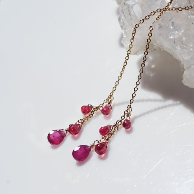 ルビーとスピネルのサージカルステンレスチェーンピアス　～Redcurrant