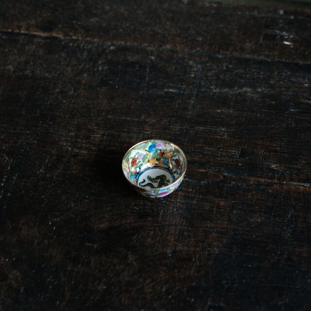 見込みに蛇（巳）◆チャイナレトロで可愛い。中国製造　干支文色絵金彩小ぶり猪口　茶杯　花尽くし　シノワズリ　i1