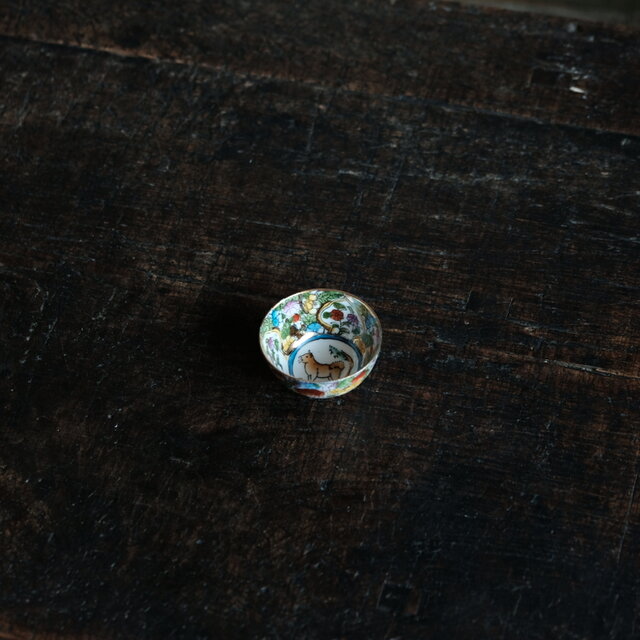 見込みに犬（戌）◆チャイナレトロで可愛い。中国製造　干支文色絵金彩小ぶり猪口　茶杯　花尽くし　シノワズリ　i1