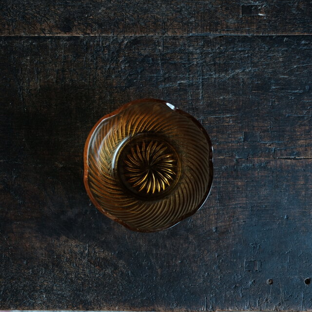 花形で可愛い◆琥珀色で素敵。昭和期　アンバー硝子深皿　曇りガラス　昭和レトロ　戦後　丁寧な暮らし。古道具　古民家【縁にアタリ】