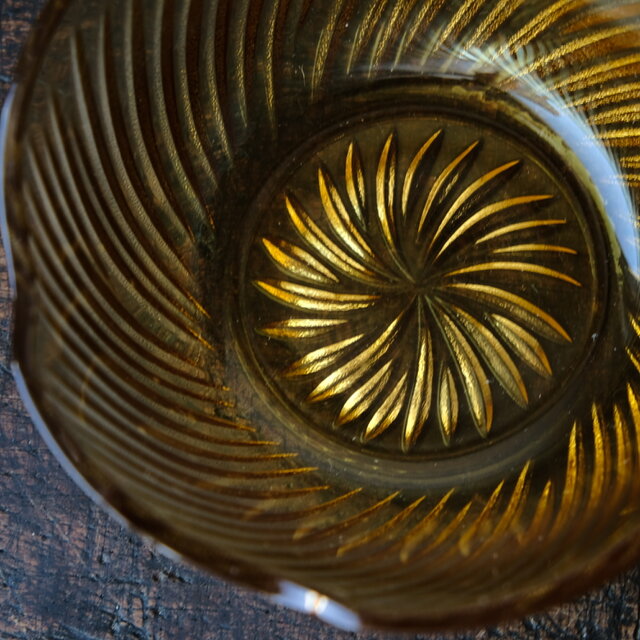 花形で可愛い◇琥珀色で素敵。アンバー硝子深皿 曇りガラス 昭和レトロ