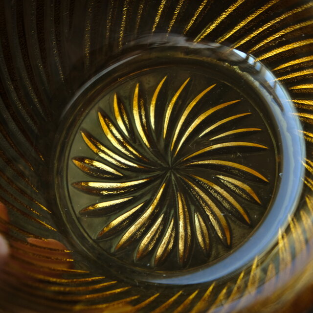 花形で可愛い◇琥珀色で素敵。アンバー硝子深皿 曇りガラス 昭和レトロ