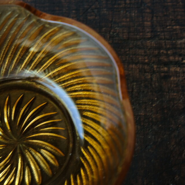 花形で可愛い◇琥珀色で素敵。アンバー硝子深皿 曇りガラス 昭和レトロ