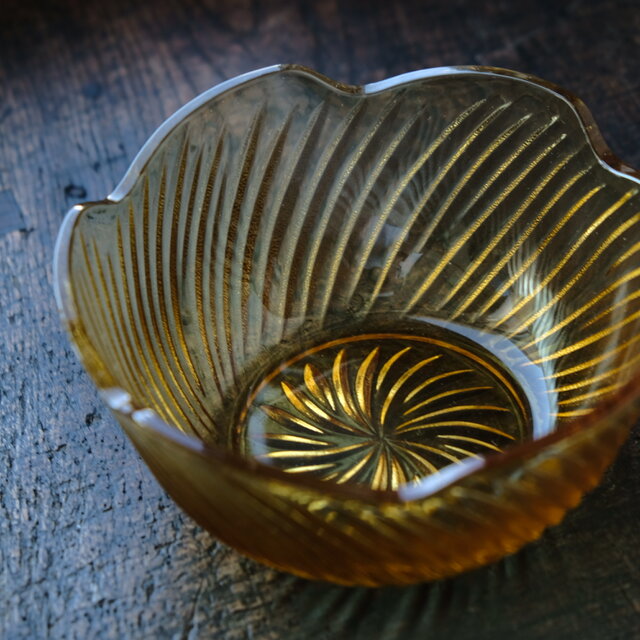 花形で可愛い◇琥珀色で素敵。アンバー硝子深皿 曇りガラス 昭和レトロ