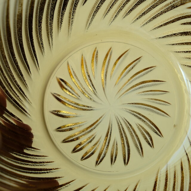 花形で可愛い◇琥珀色で素敵。アンバー硝子深皿 曇りガラス 昭和レトロ