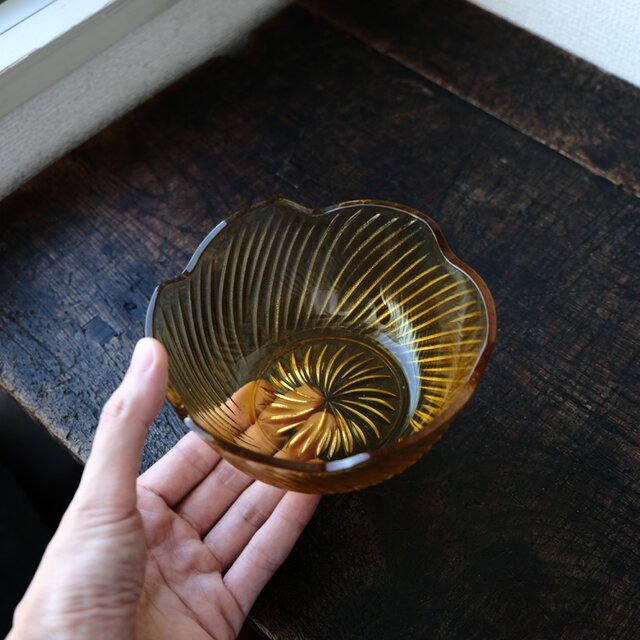 花形で可愛い◇琥珀色で素敵。アンバー硝子深皿 曇りガラス 昭和レトロ