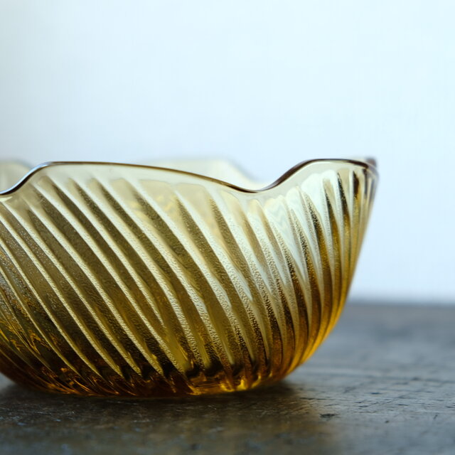 花形で可愛い◇琥珀色で素敵。アンバー硝子深皿 曇りガラス 昭和レトロ