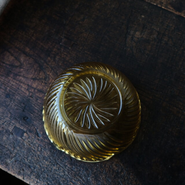 花形で可愛い◇琥珀色で素敵。アンバー硝子深皿 曇りガラス 昭和レトロ