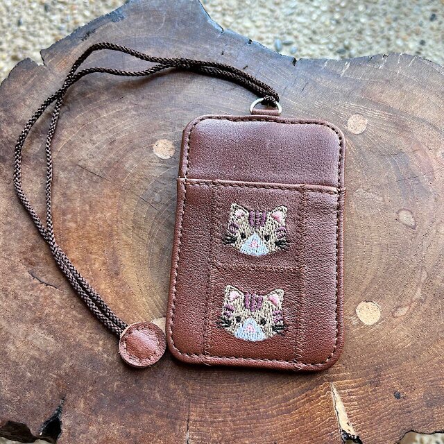 両面パスケース（茶の革に茶トラ猫の刺繡）2枚用 03005-18