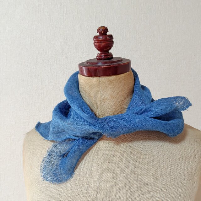 使いやすい色に染まったふんわり柔らかなリネンガーゼミニスカーフ　インド藍染め　藍染め