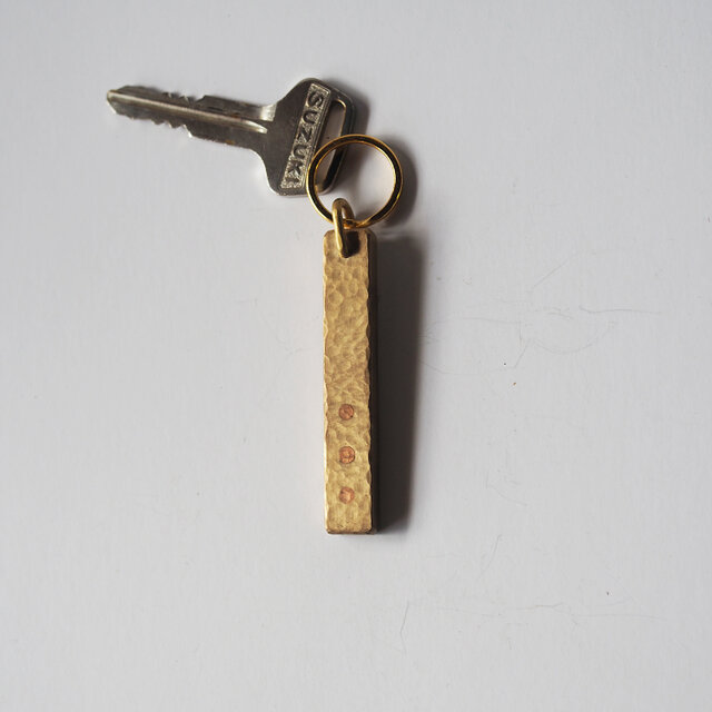 経年変化を楽しむ、槌目の真鍮と銅のキーホルダー｜シンプルで美しい