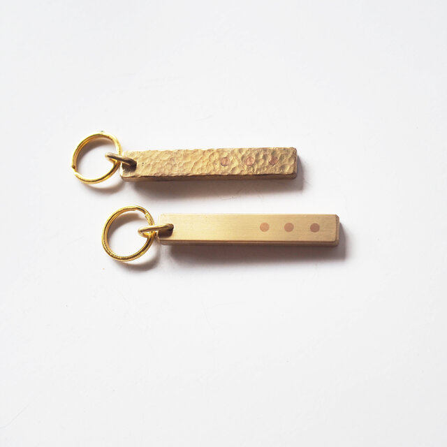 金メダル 小型 シンプルデザイン 経年変化を楽しむ、槌目の真鍮と銅のキーホルダー｜シンプルで美しい