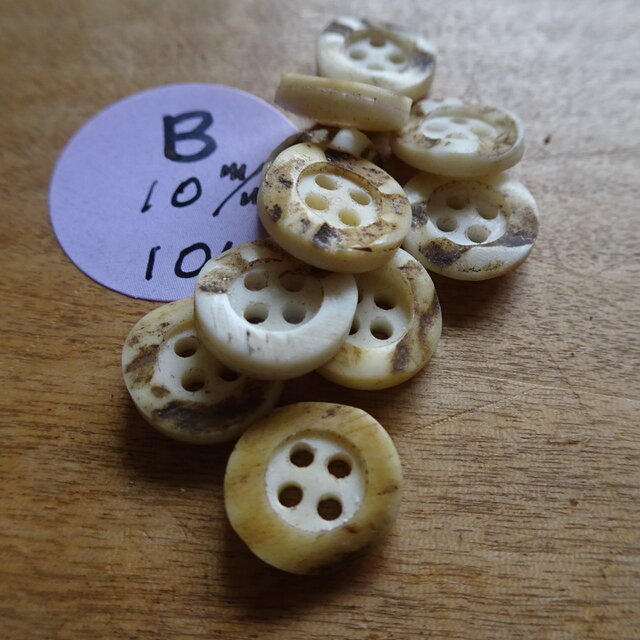 日本の鹿の角ボタン4穴10個セット10㎜B | iichi 日々の暮らしを