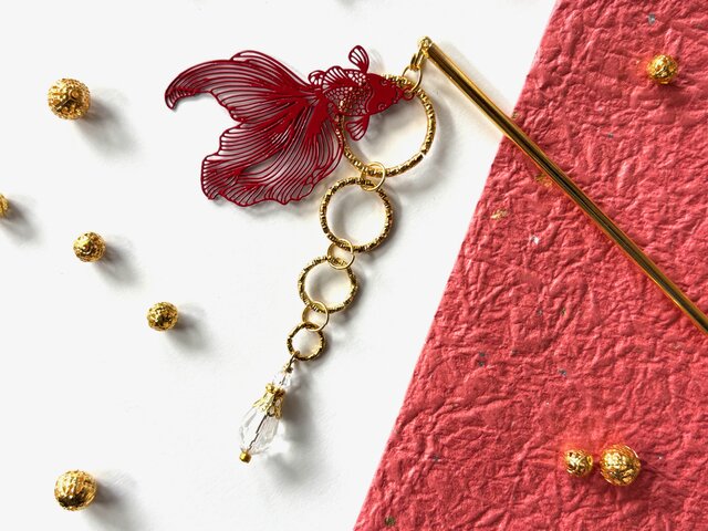 ピアス 切り絵風金魚と水の波紋リング ゴールド 夏 フィッシュフック