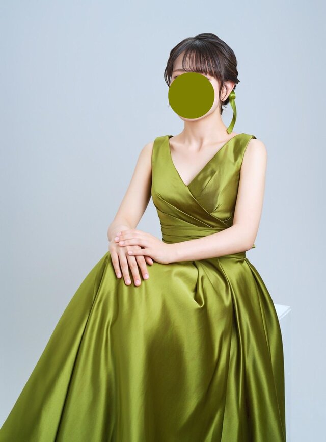 実例写真！カラードレス オリーブグリーン 光沢サテン Vネック