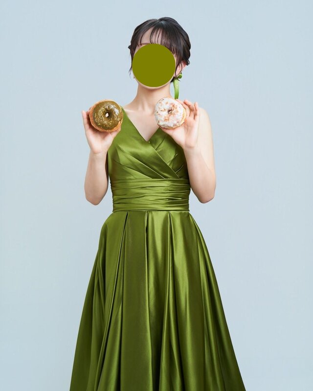 実例写真！カラードレス オリーブグリーン 光沢サテン Vネック