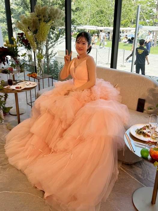 実例写真！カラードレス ピンク キャミソール リボン 柔らかく重ねたチュールスカート 抜群のおしゃれ見え