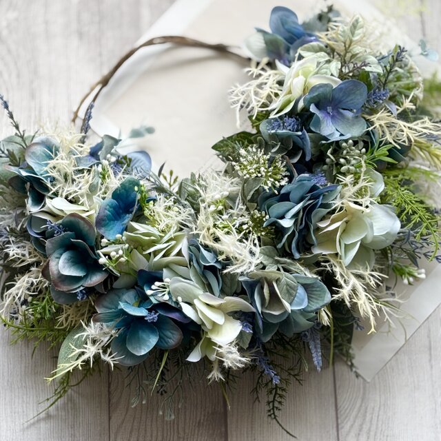 くすみブルーの紫陽花とふわふわスモークツリーのシックなリース