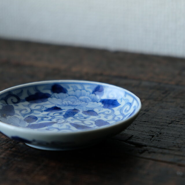 人気の文様】古伊万里 骨董 花唐草 牡丹 七寸皿 - メルカリ
