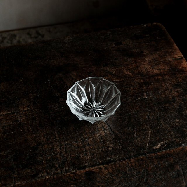 大きな花文様◆十二角の形状。プレスガラス小鉢　クリスタルガラス　古民家　古道具　暮らしに。昭和後期