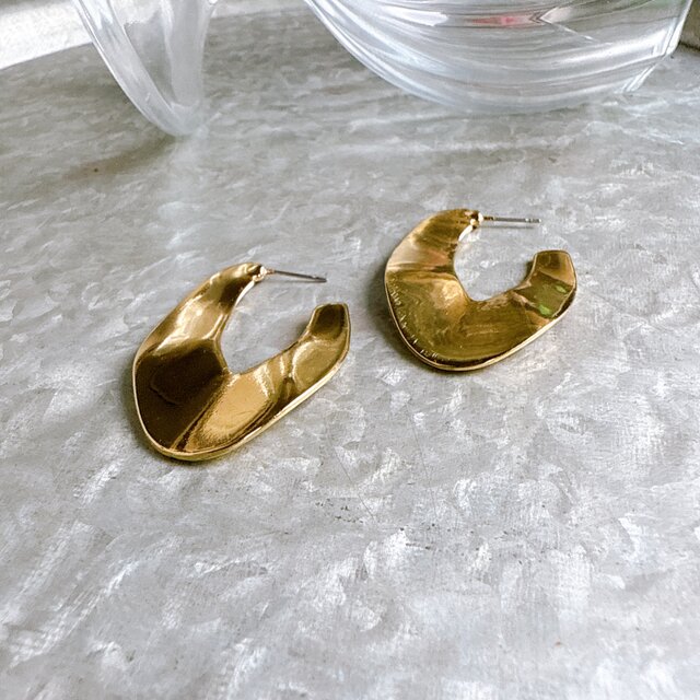 格安SALEスタート!の商品をすべて P684-ヴィンテージピアス U.S.A. 80s Shiny Gold Tone Distorted アクセサリー