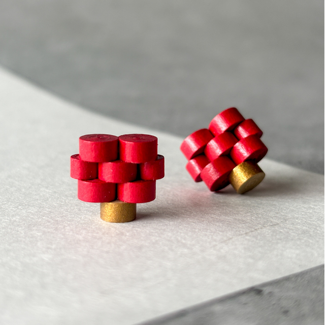 クリスマスギフト｜深い赤×ゴールドのイヤリング（ピアス）　痛くない　軽い紙のアクセサリー　還暦祝い　和モダン　着物にも合う