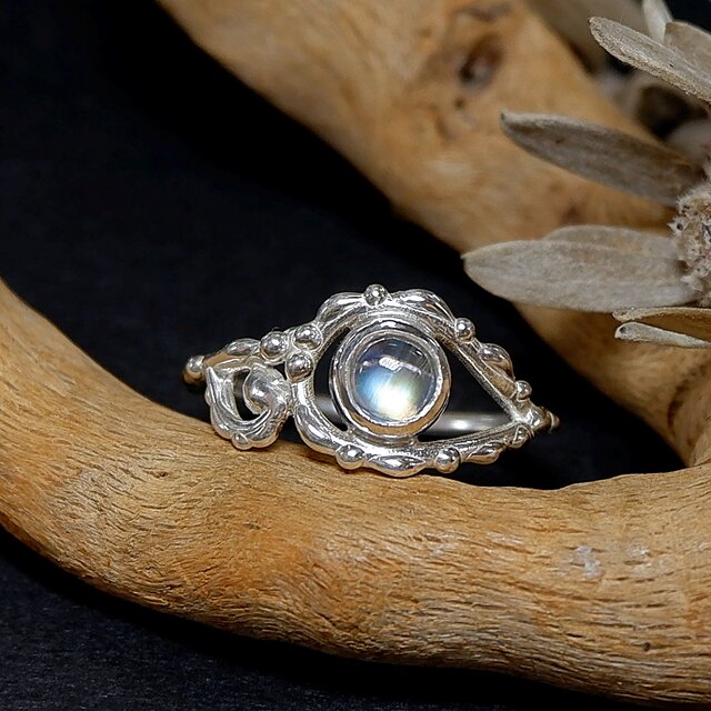買い保障できる 幻想的な輝き～ レインボームーンストーンのデザインリング 12号 アクセサリー