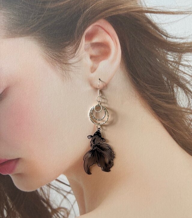 ピアス 切り絵風金魚と水の波紋リング 黒 ブラック シルバー